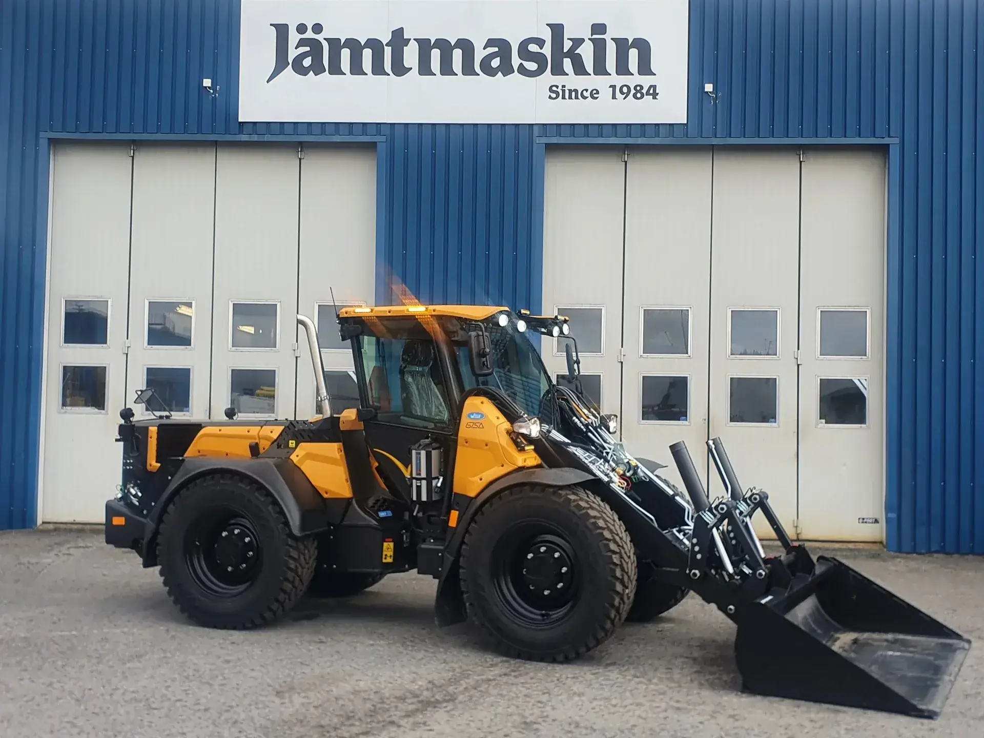 Wille redskapsbärare framför Jämtmaskins verkstadsportar i Östersund
